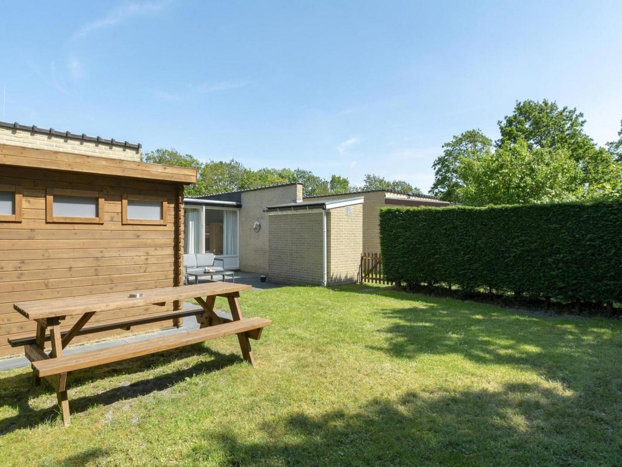 Contemporary Bungalow With Garden Sint Maartensvlotbrug Экстерьер фото